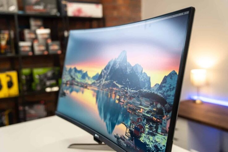 Curved vs flat monitor – which one is better?