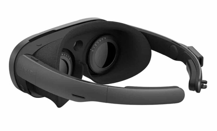 Does VIVE XR Elite come with headphones?